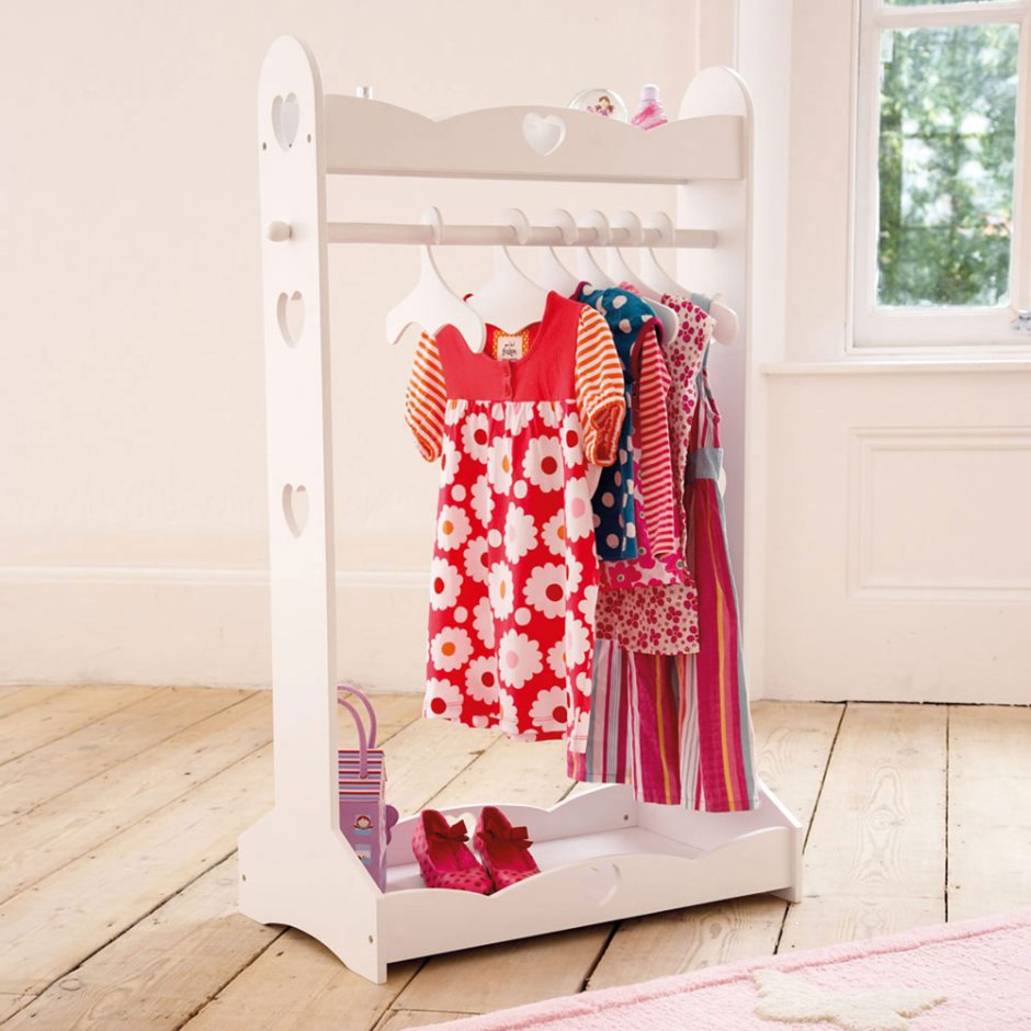 Детская одежда на вешалке