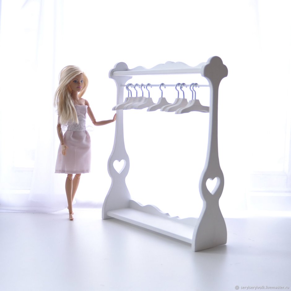 Стойка для кукольной одежды