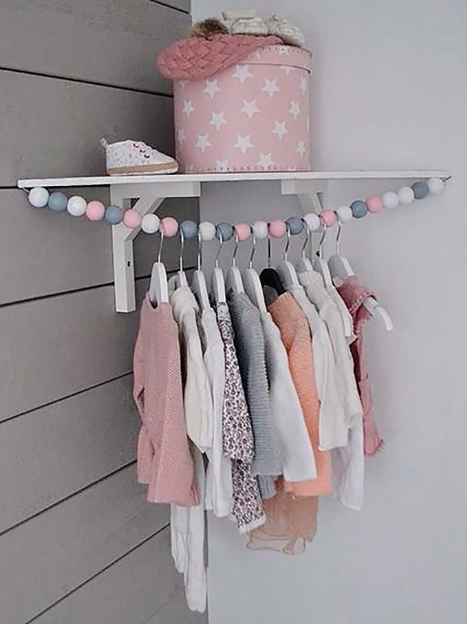 Детские вещи на вешалке