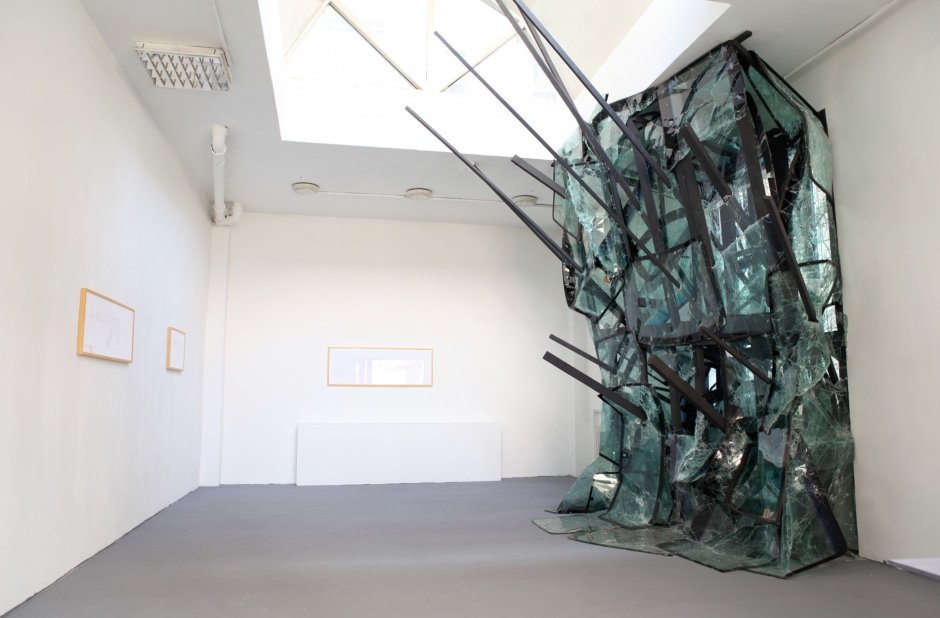 Инсталляция из стекла