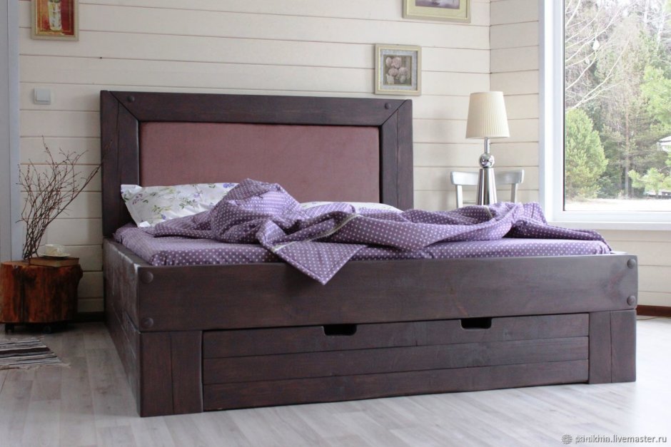 Спальня с деревянной кроватью