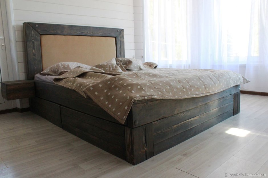 Двуспальная кровать из бревна