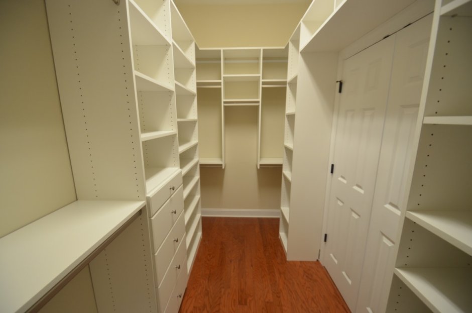 Маленькая гардеробная из кладовки