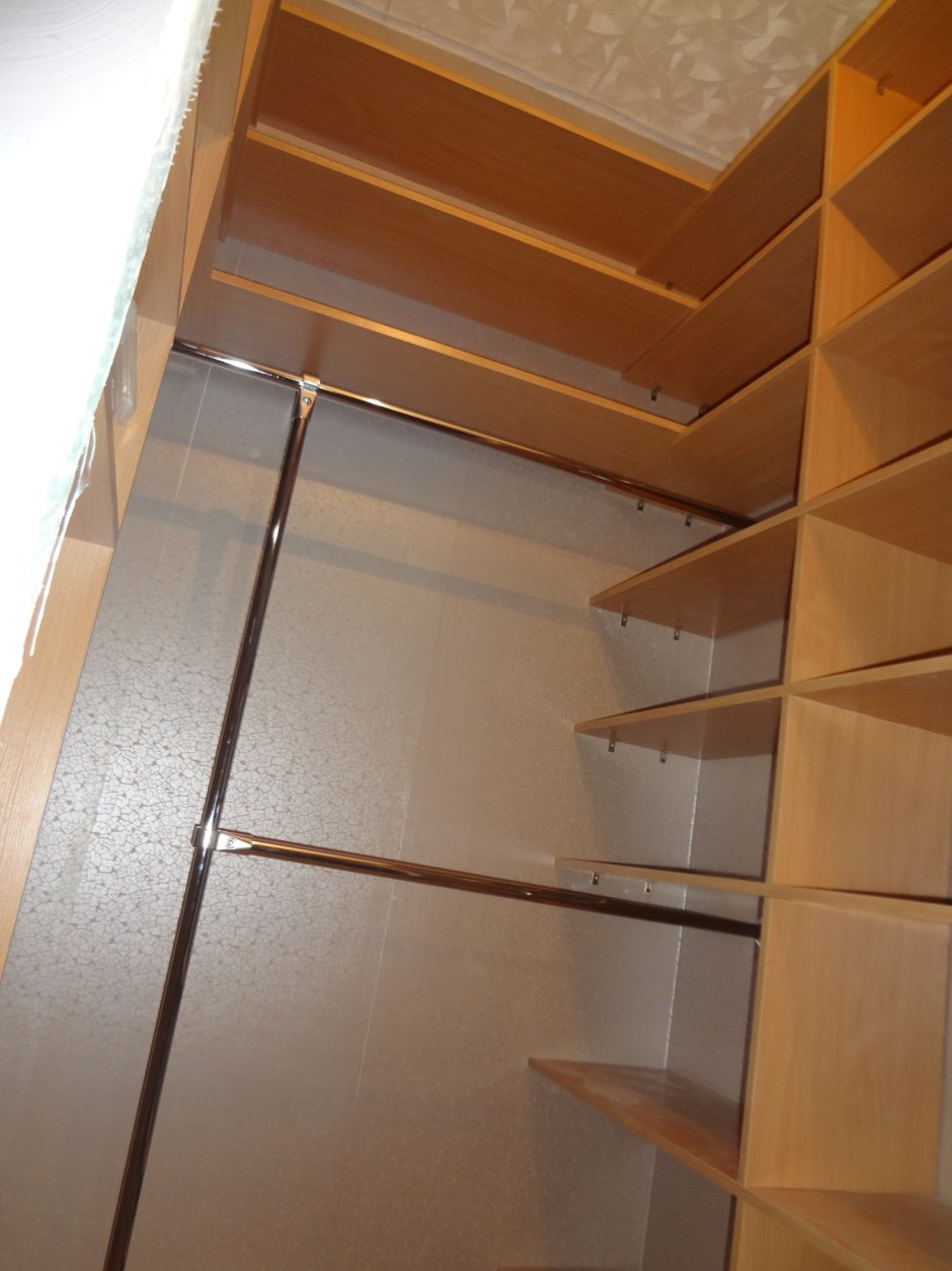 Гардеробная комната узкая и длинная