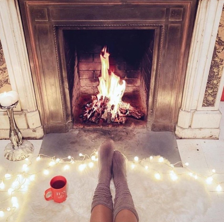 Камин зимой с девушкой
