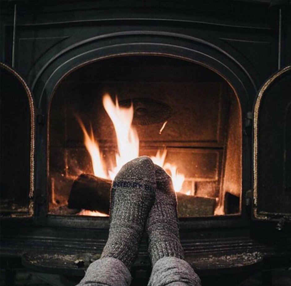 Девушка ноги у камина