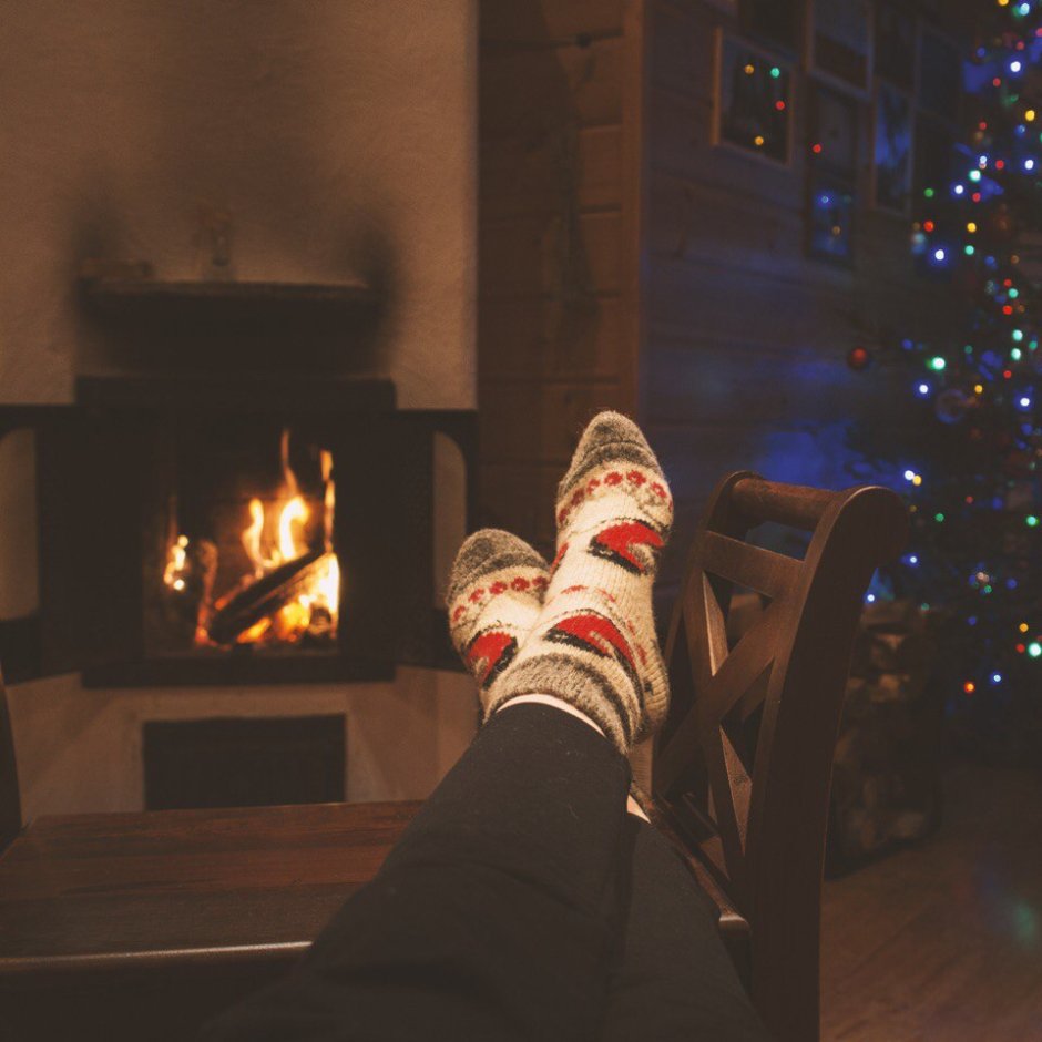 Ноги возле камина