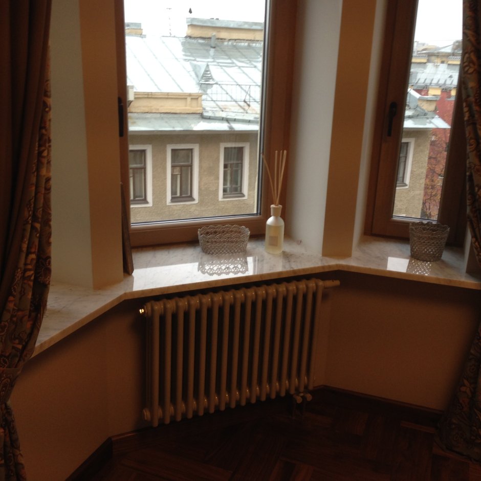 Подоконник в эркере