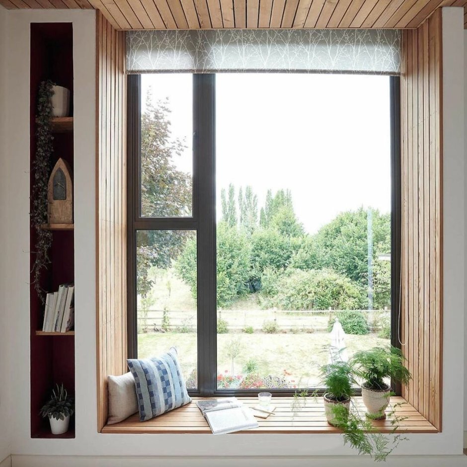 Широкий подоконник