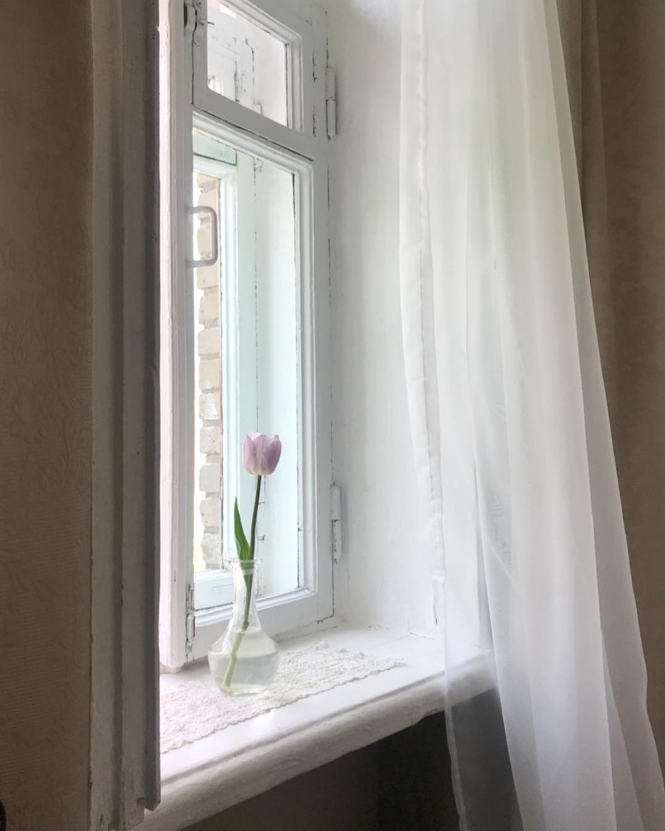 Шкаф у окна в спальне