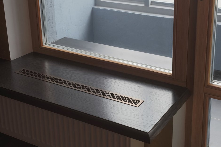 Стеллаж вокруг окна