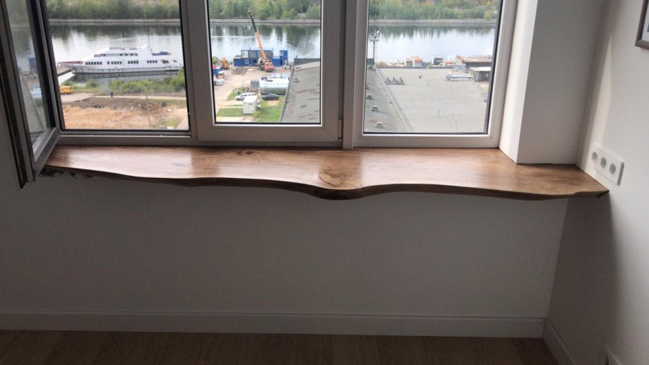 Интерьер с прямоугольным эркером