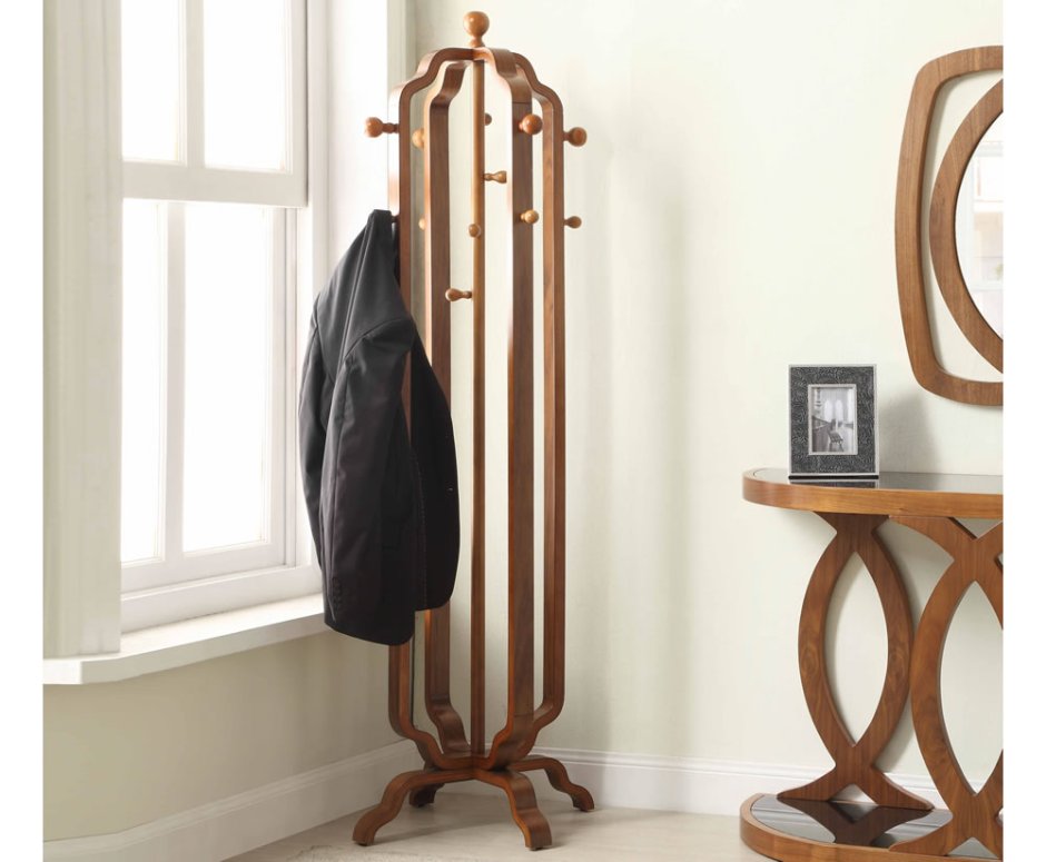 Напольная вешалка для одежды в интерьере