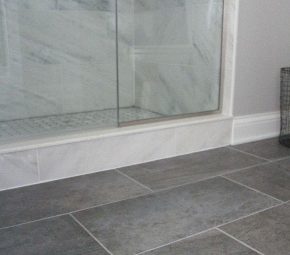 Белая плитка в ванной и серый пол