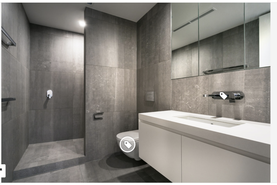 Ванная комната с темным полом