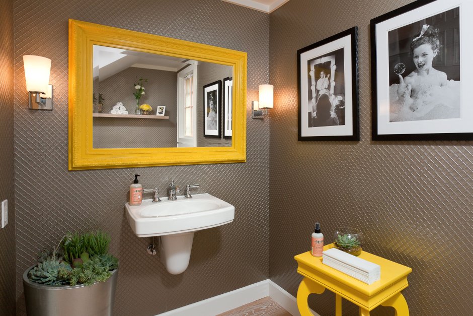 Желтое зеркало в ванную