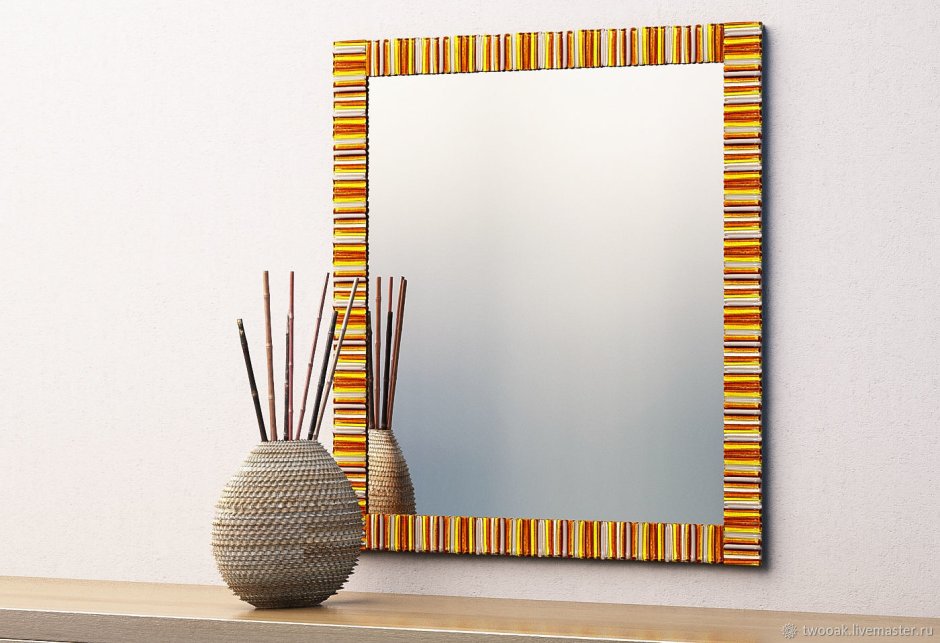 Зеркало с желтой рамой