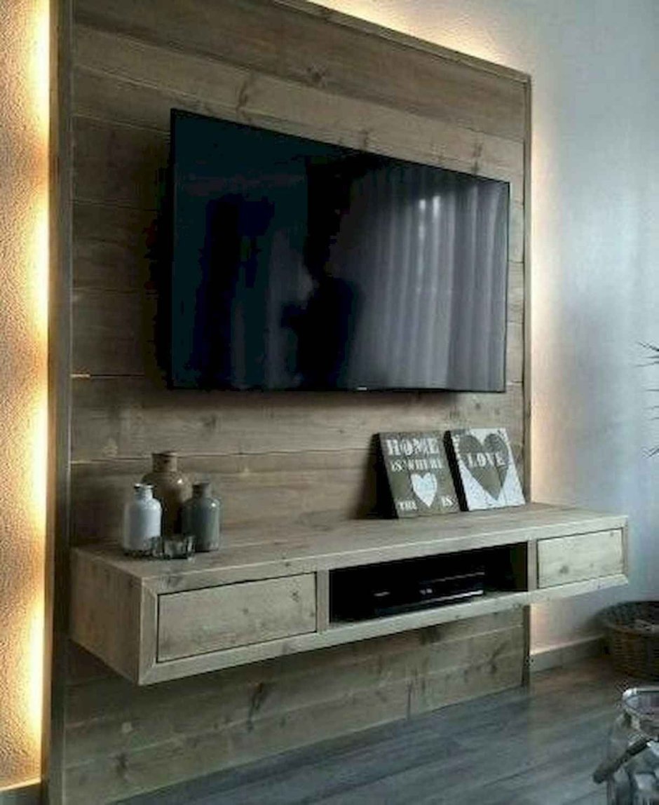 Телевизор на деревянной панели