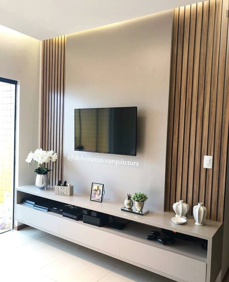 Телевизор на деревянной стене