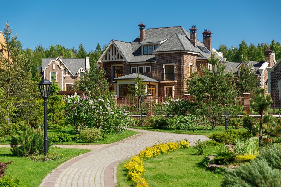 Дом с соснами на участке