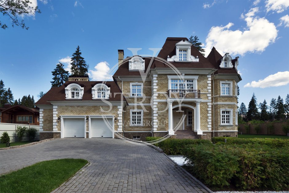 Деревянный коттедж в лесу