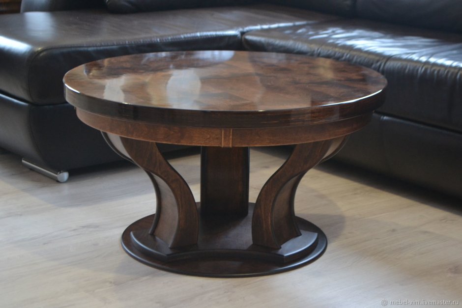Круглый деревянный стол с металлическими ножками