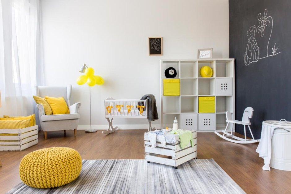 Детская комната с желтыми стенами