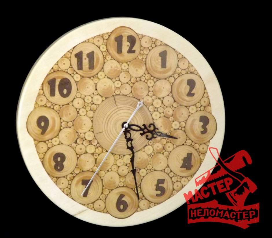 Часы из дерева с логотипом