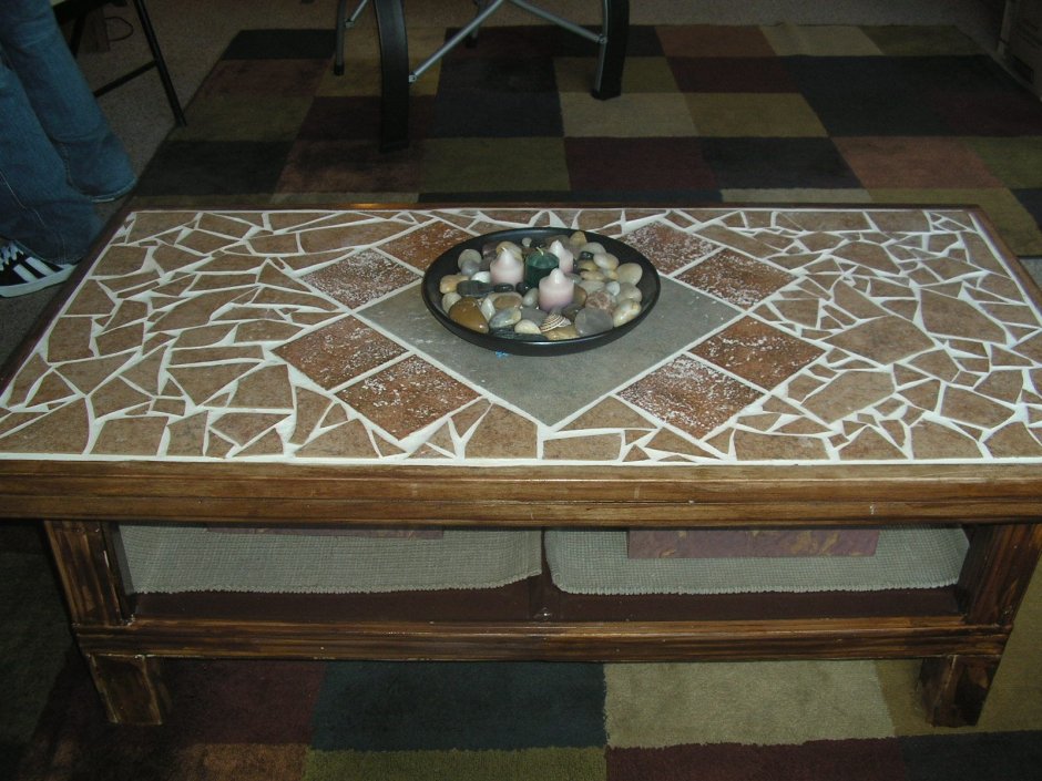 Деревянный стол с мозаикой