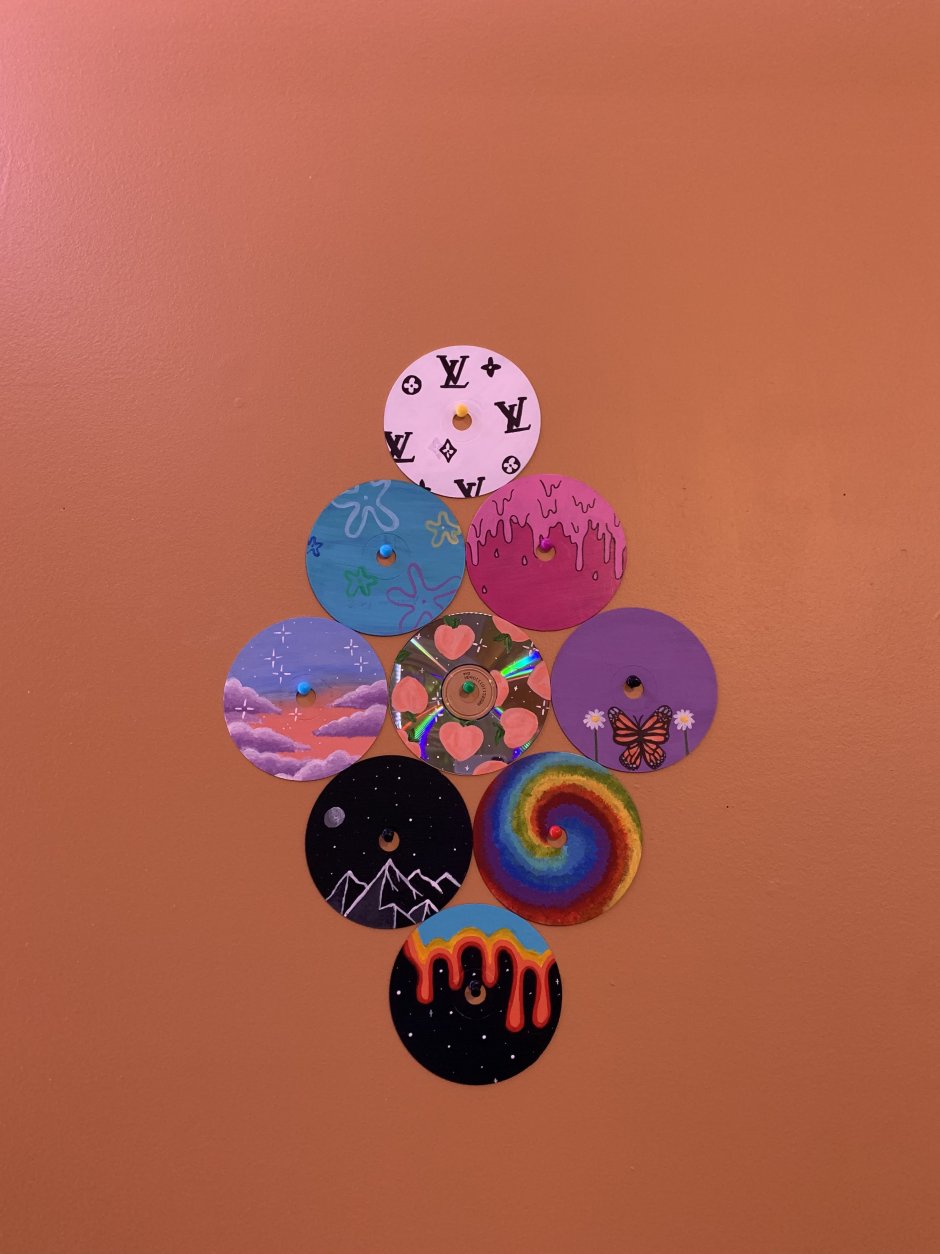 Разрисованные диски на стене