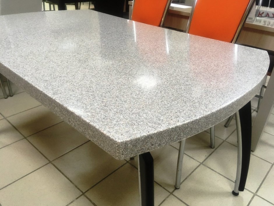 Кухонный стол из искусственного камня