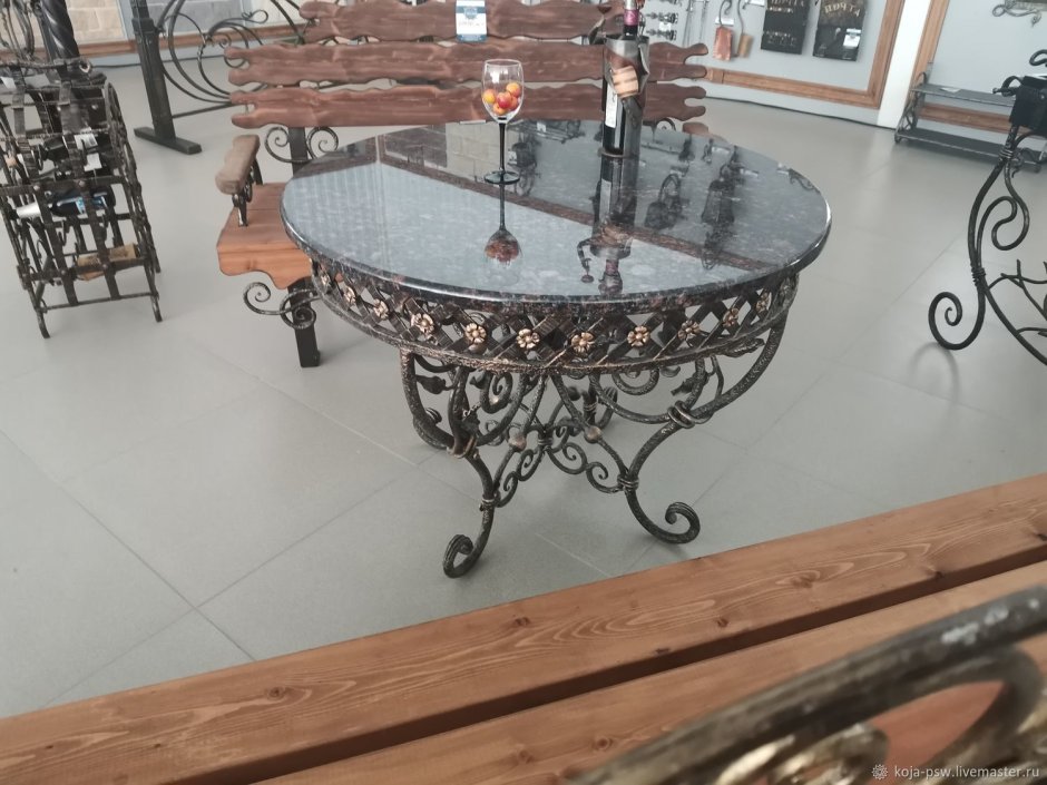 Кованый столик с каменной столешницей