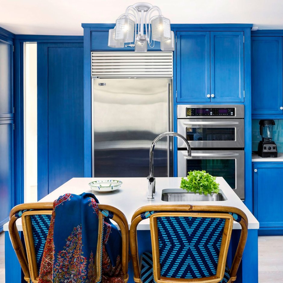 Кухня с синими вставками