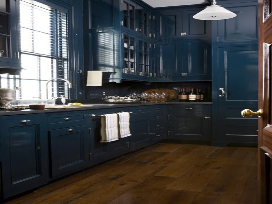 Синяя кухня с темным полом