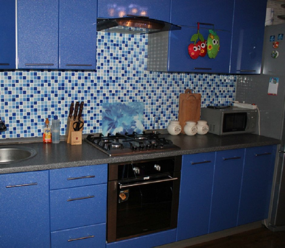 Синяя кухня фартук подобрать