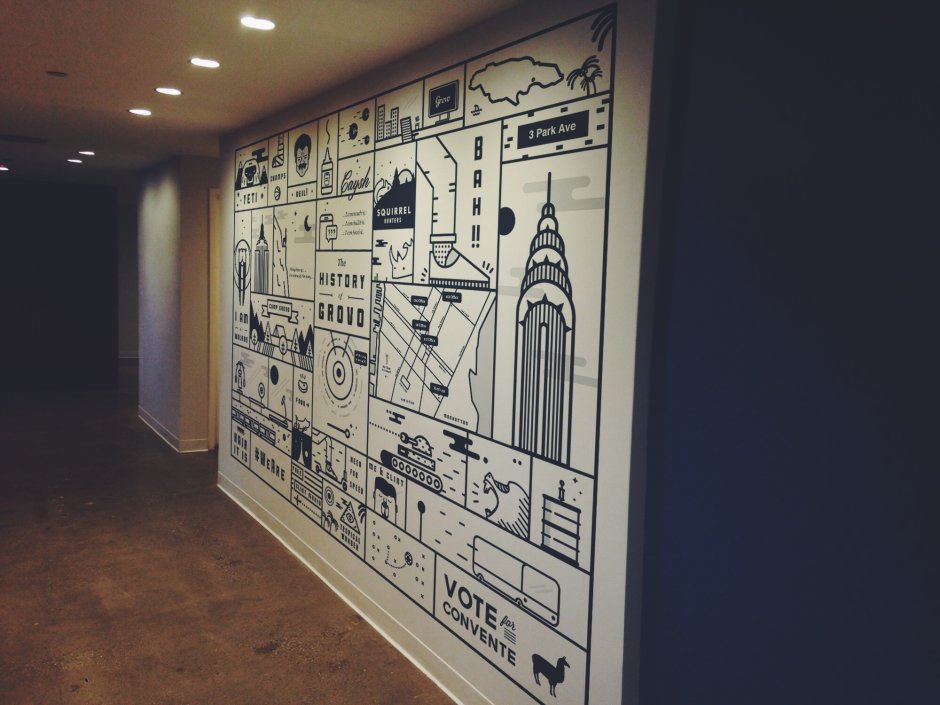 Креативные полосы на стене в кабинете