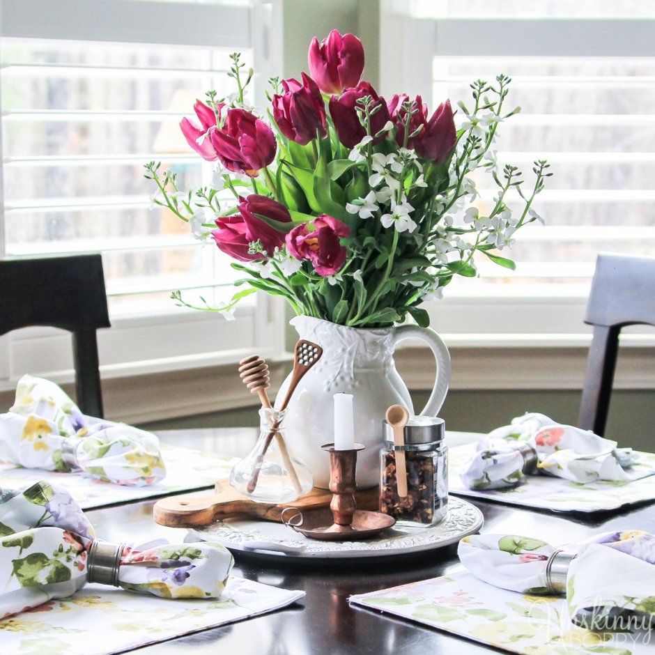 Ваза с цветами на кухонном столе