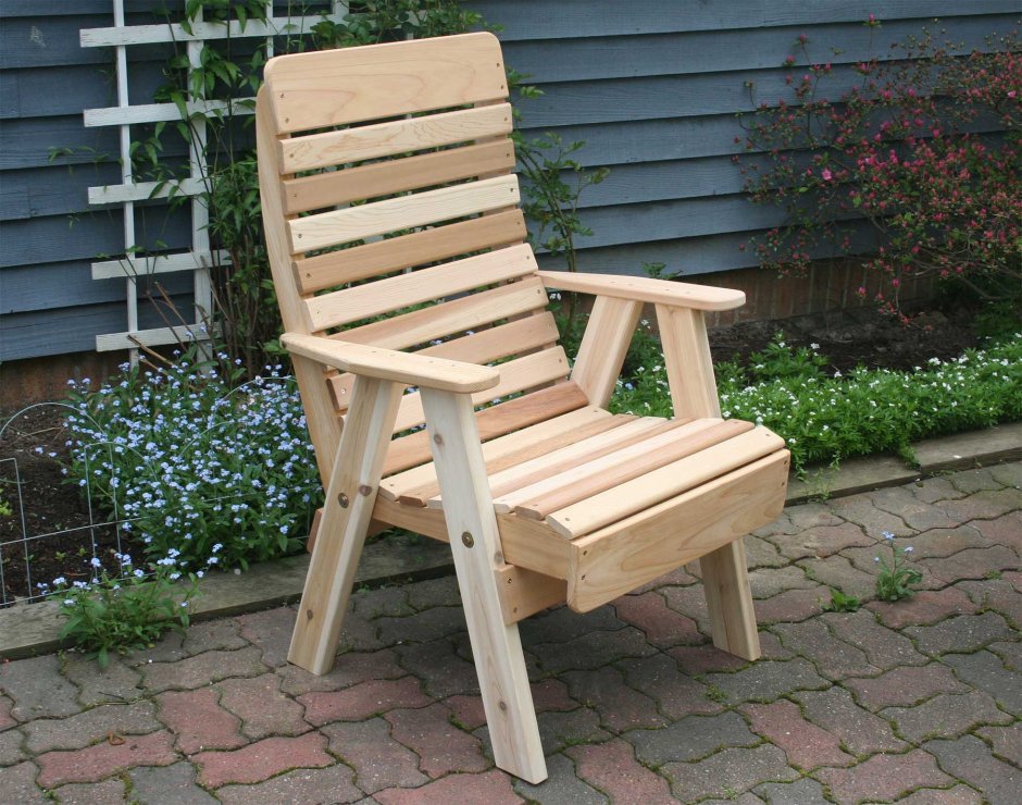Простенький стул из дерева