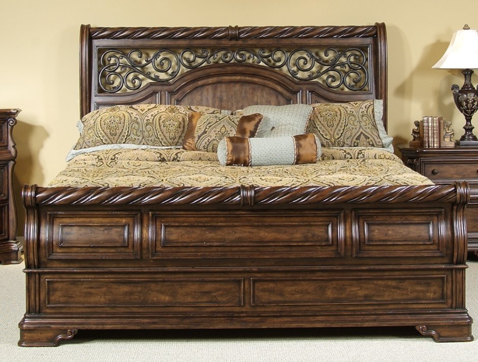 Кровать двуспальная резная деревянная