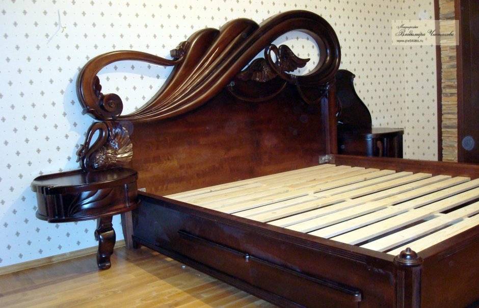 Резная кровать из дерева