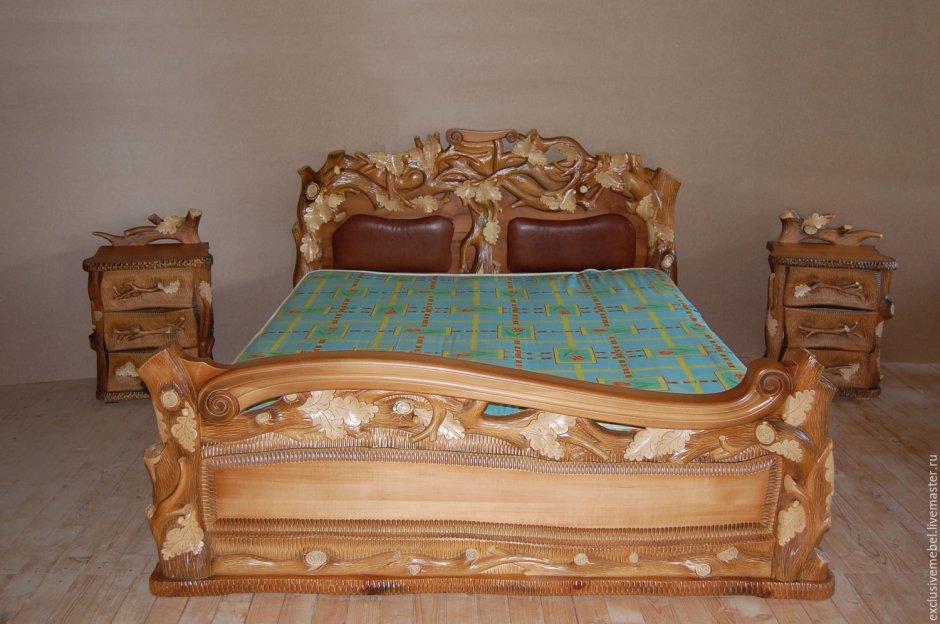 Кровать двуспальная деревянная с резьбой