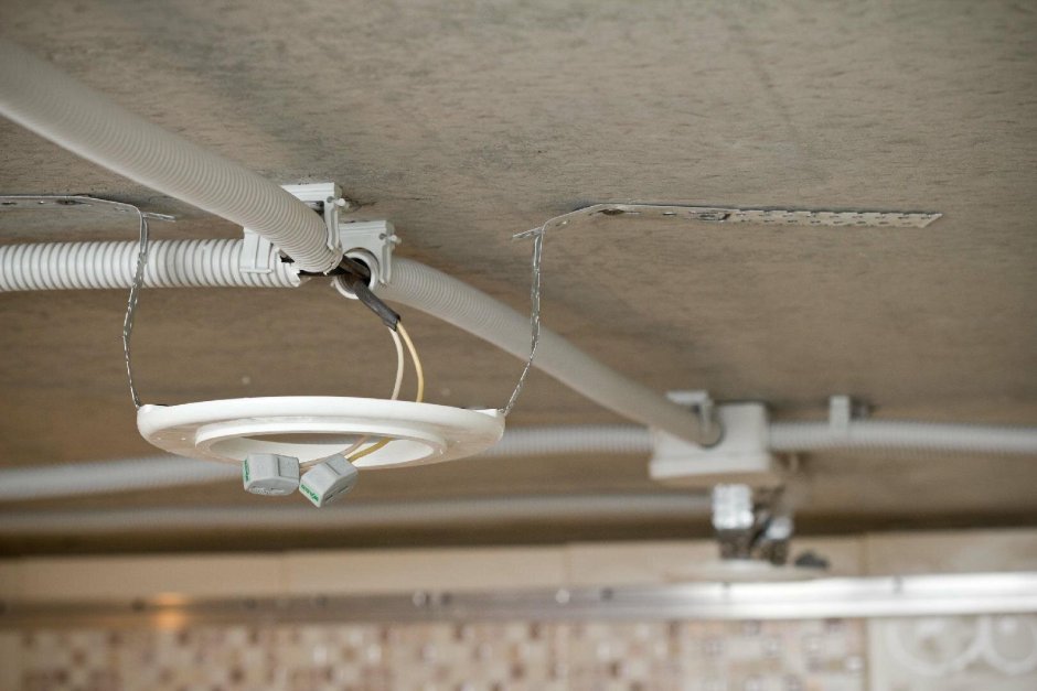Крепление светильника на натяжной потолок