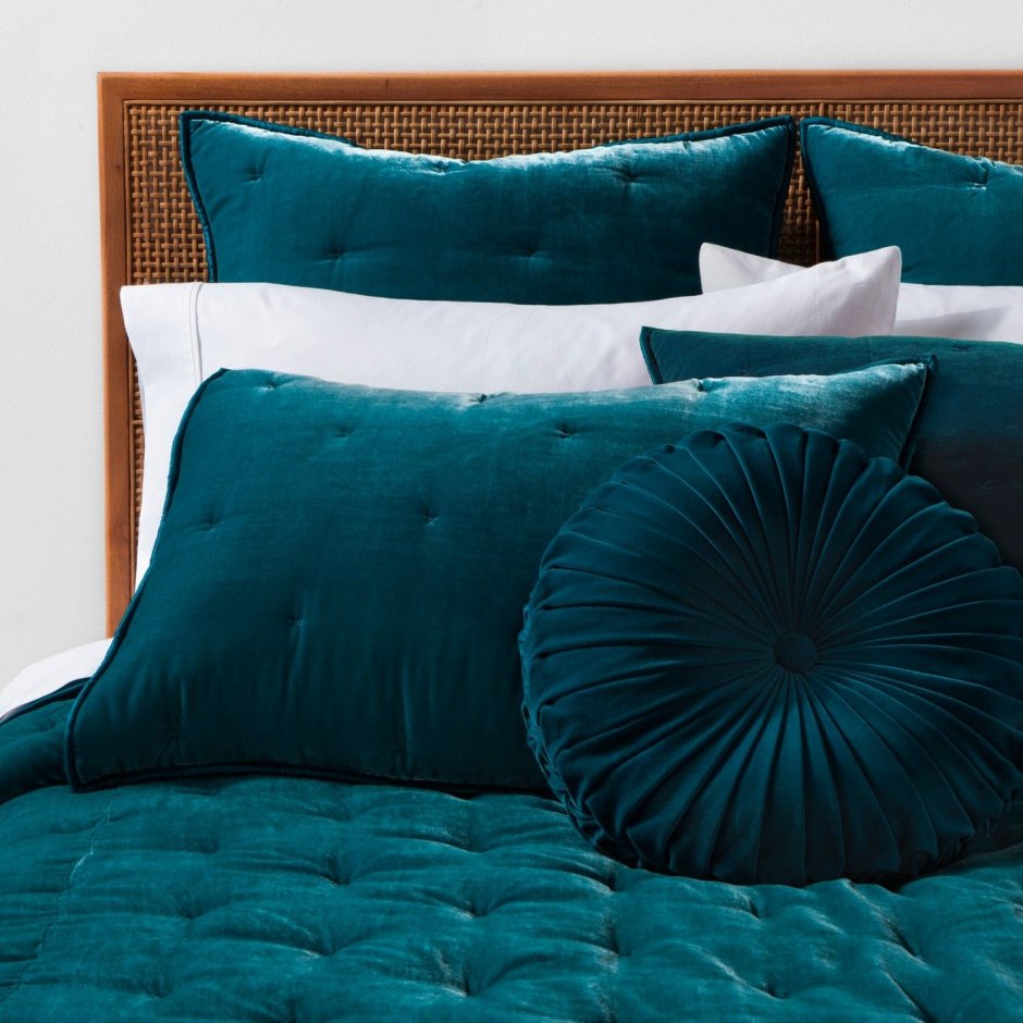 Кровать с подушками бирюза
