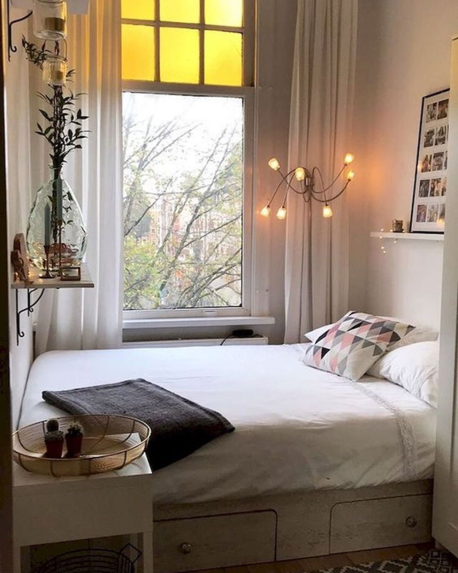 Кровать у окна