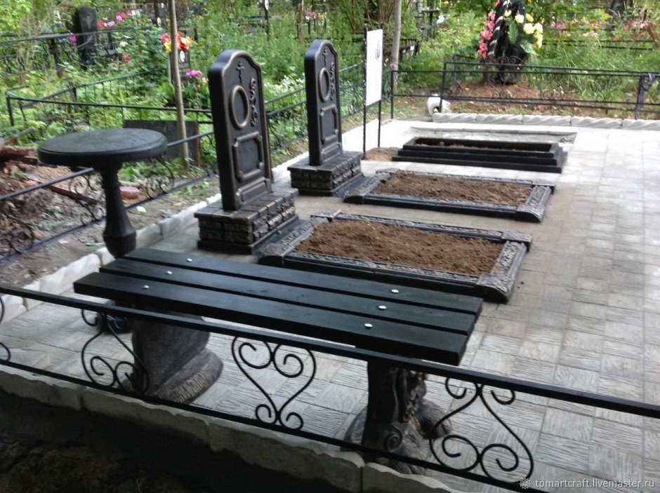 Стол и скамейка на кладбище