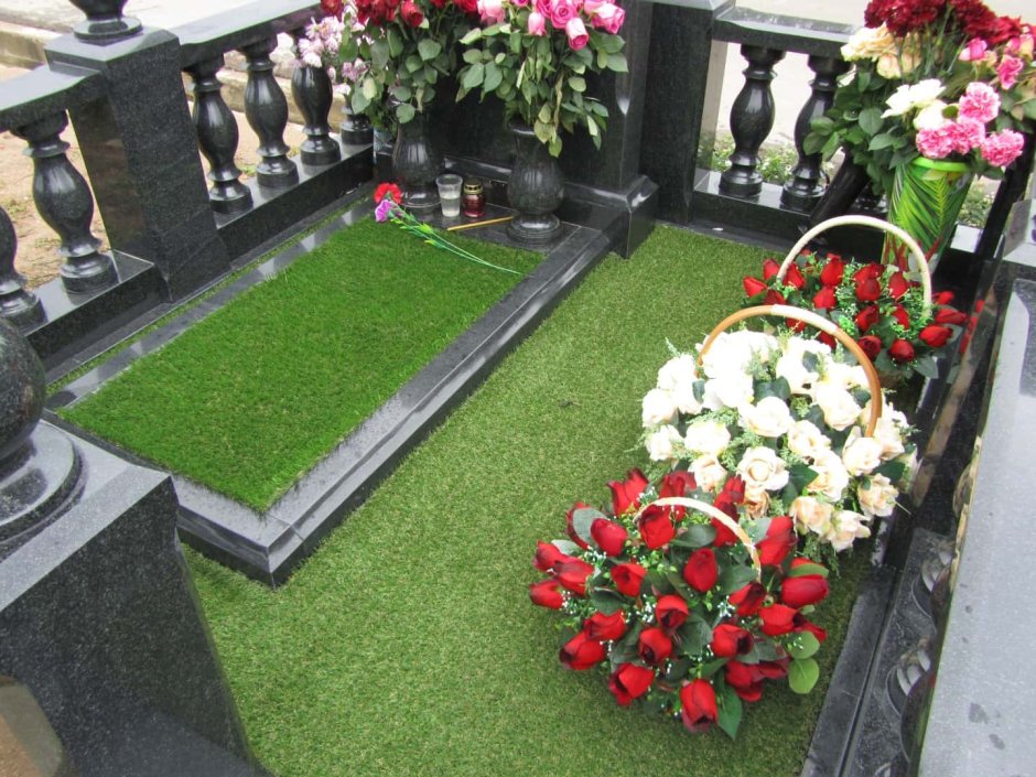 Украшение могилы искусственными цветами