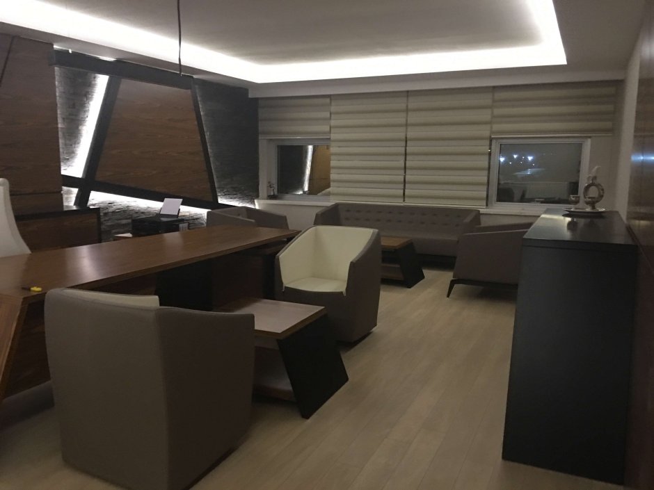 Стол для комнаты отдыха в офисе