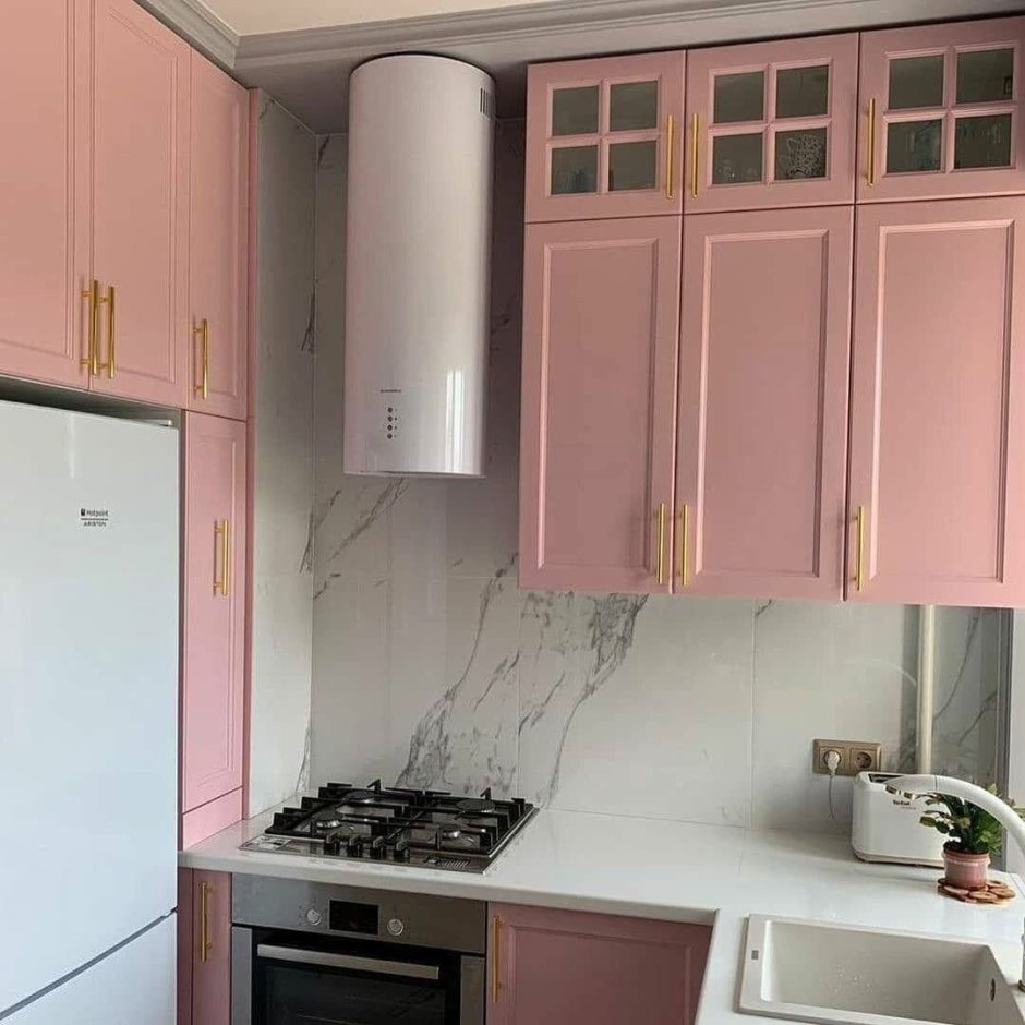 Кухонный гарнитур в нежно розовых тонах