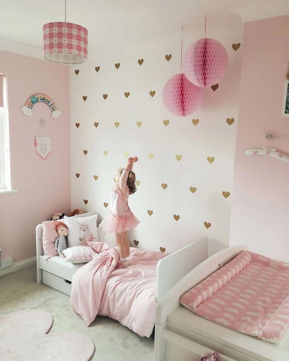 Розовые стены в детской