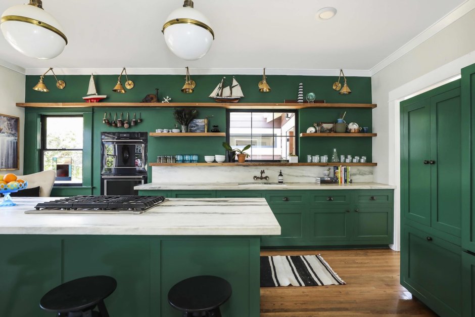 Кухня зеленого цвета с деревянной столешницей